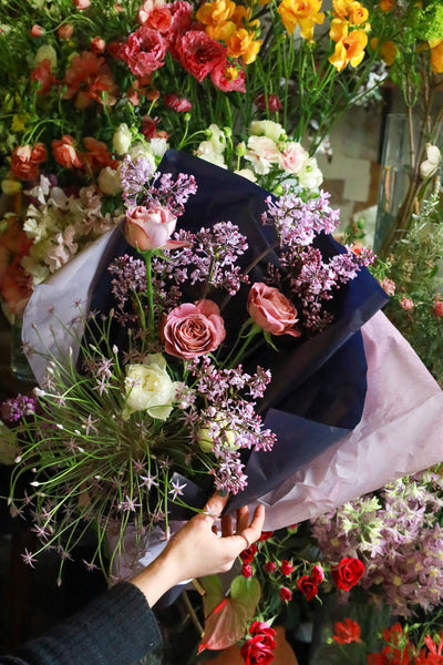 caption:バラと季節の枝 standard