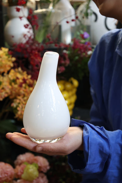 marble bloom vase [white-drop]